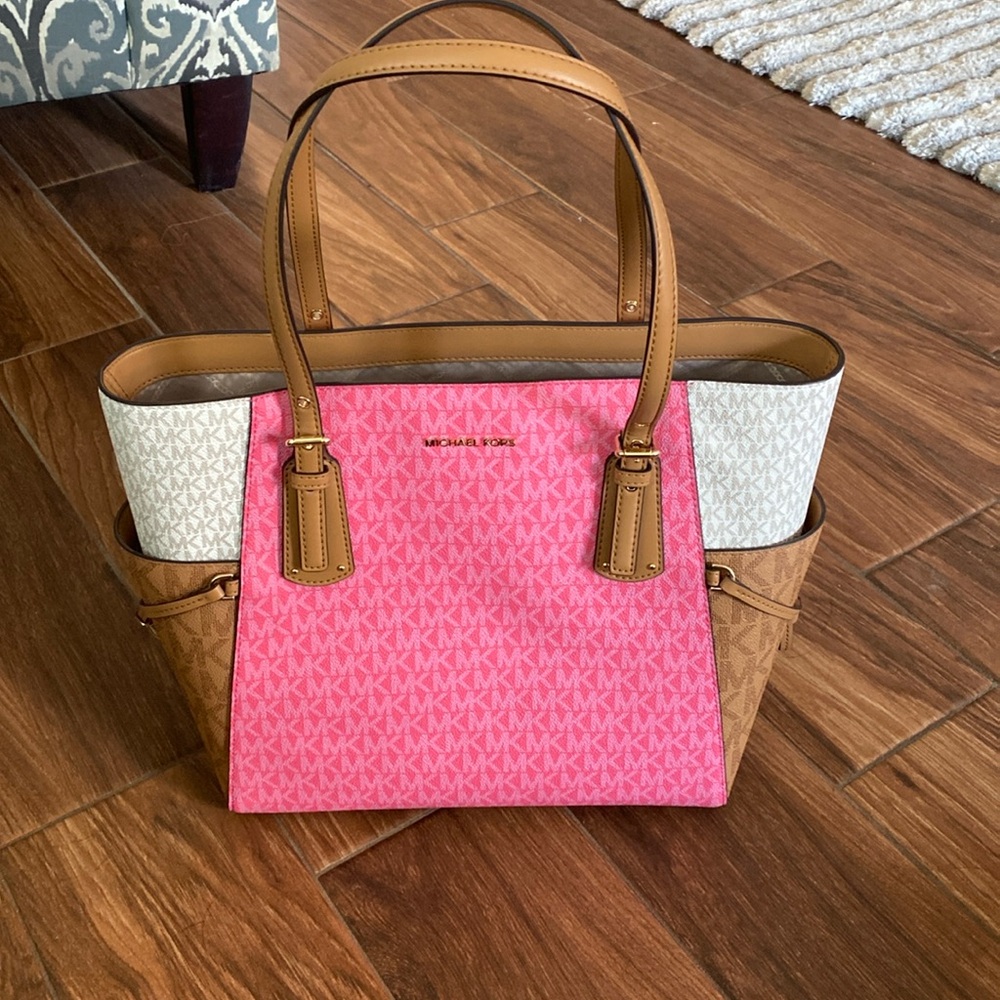 Michael Kors- Voyager Small block Tote bag
-Brand New-